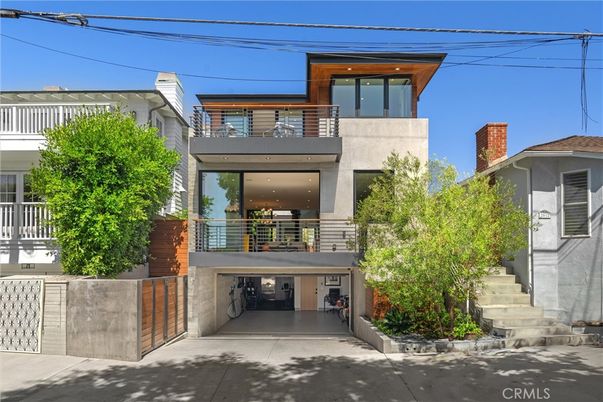 Exterior, Facade, Modern