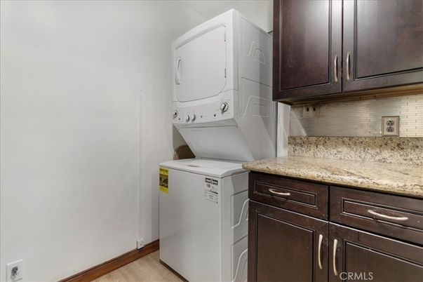 Interior, Washer, Wood Texture Flooring
