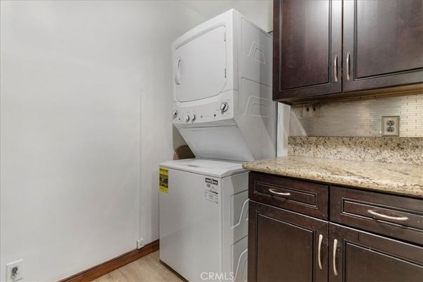 Interior, Washer, Wood Texture Flooring