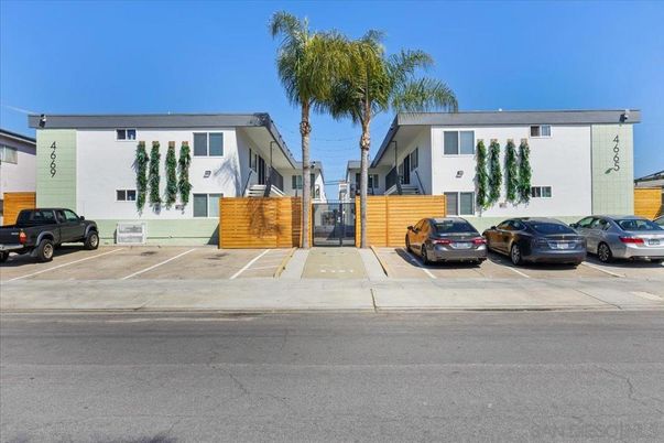 Exterior, Facade, Modern