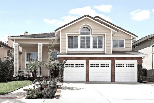 Attached, Exterior, Facade, American Craftsman