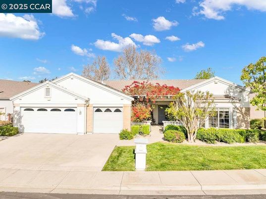Attached, Exterior, Facade, Ranch