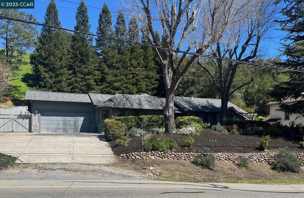 Attached, Exterior, Facade, Ranch