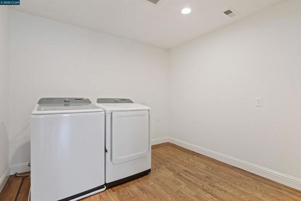 Interior, Recessed Lighting, Washer, Wood Texture Flooring