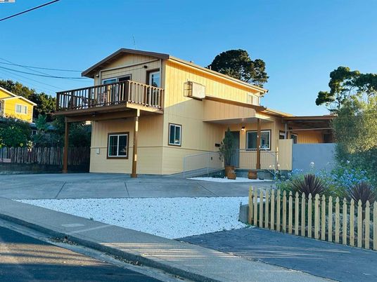 Exterior, Facade, Modern
