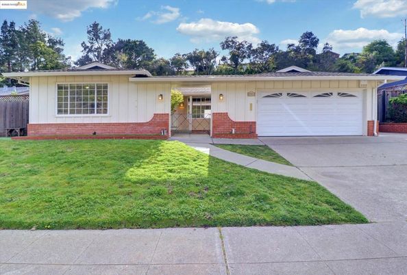 Attached, Exterior, Facade, Ranch