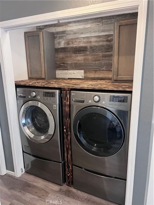 Interior, Utility Closets, Washer, Wood Texture Flooring