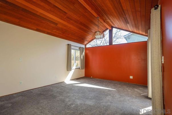 Empty room, Interior, Pendant Lights, Wooden Ceilings