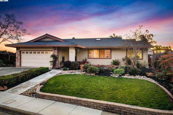 Attached, Exterior, Facade, Ranch
