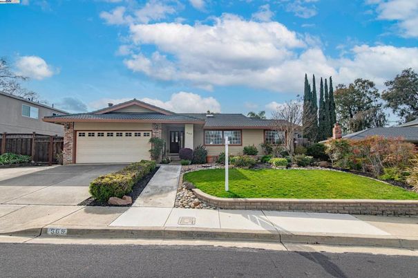 Attached, Exterior, Facade, Ranch