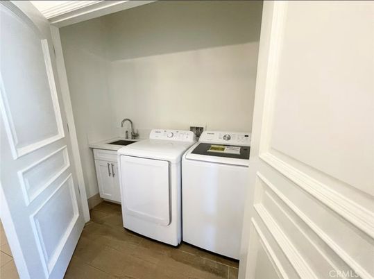 Interior, Washer, Wood Texture Flooring