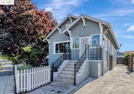 Exterior, Facade, American Craftsman