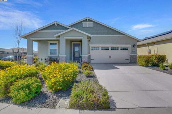 Attached, Exterior, Facade, American Craftsman
