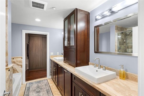 Bathroom, Dual Sink Vanities, Interior, Recessed Lighting