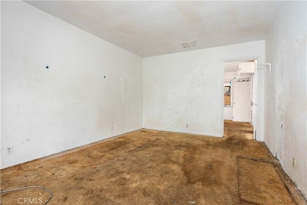 Empty room, Interior