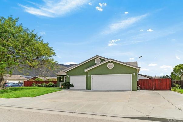 Attached, Exterior, Facade, Ranch