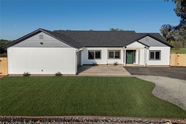Exterior, Facade, Ranch