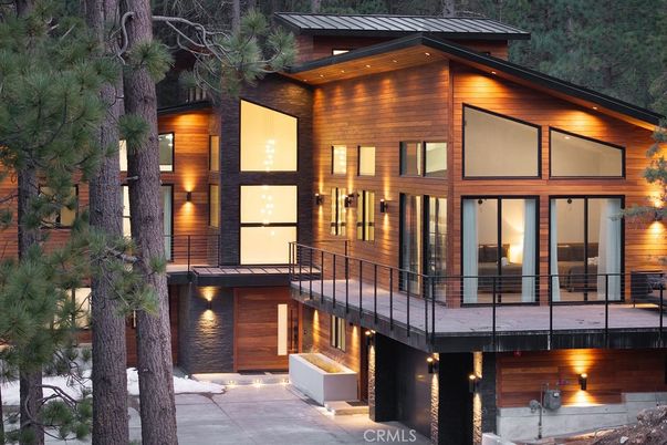 Exterior, Facade, Modern