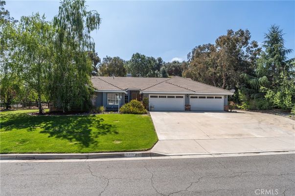 Attached, Exterior, Facade, Ranch