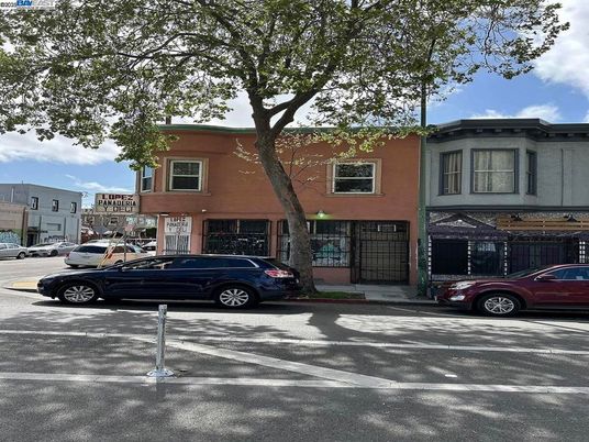 Exterior, Facade, Rowhouse