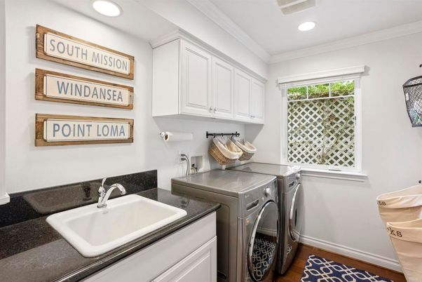 Interior, Recessed Lighting, Washer, Wood Texture Flooring