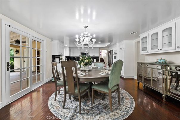 Chandelier, Dining room, Interior, Kitchen, Stainless Steel Appliances, Wood Texture Flooring