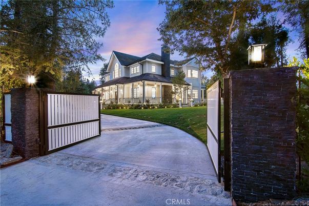 Exterior, Facade, Queen Anne Victorian