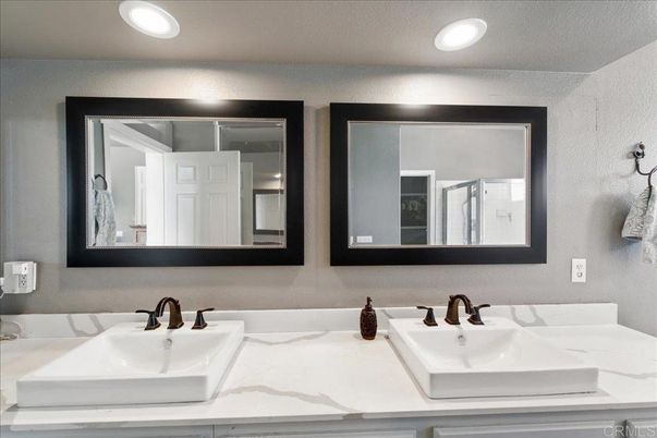 Bathroom, Dual Sink Vanities, Interior, Recessed Lighting