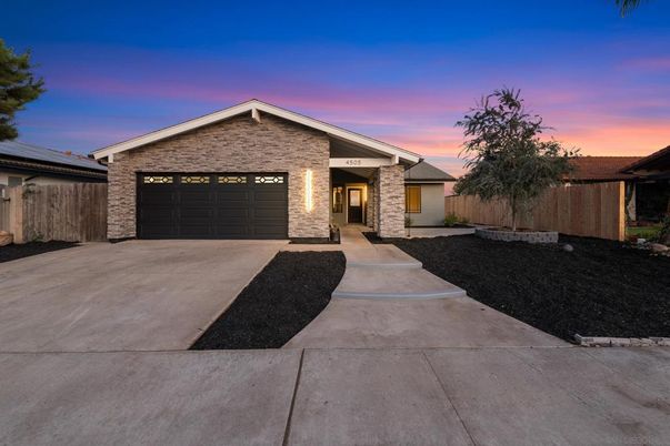 Attached, Exterior, Facade, Ranch