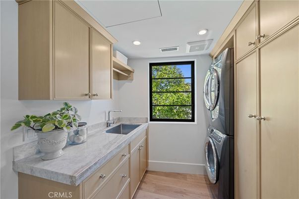 Interior, Recessed Lighting, Washer, Wood Texture Flooring