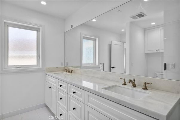 Bathroom, Dual Sink Vanities, Interior, Recessed Lighting