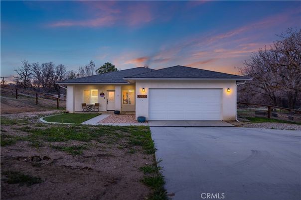 Attached, Exterior, Facade, Ranch