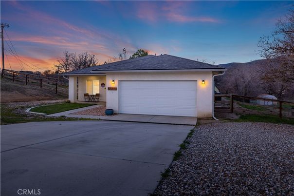 Attached, Exterior, Facade, Ranch