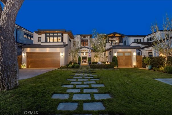 Attached, Backyard, Exterior, Facade, Modern