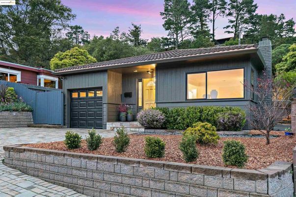 Attached, Exterior, Facade, Ranch
