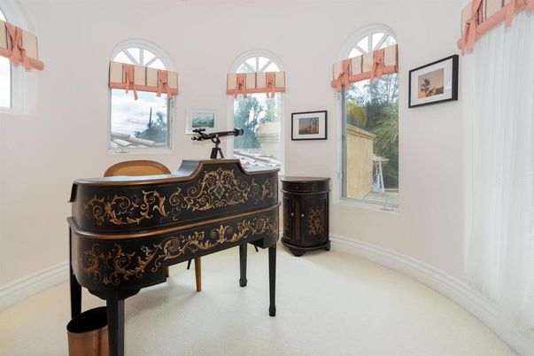 Interior, Piano