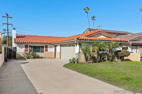 Attached, Exterior, Facade, Mediterranean