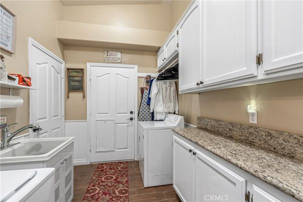 Interior, Washer, Wood Texture Flooring