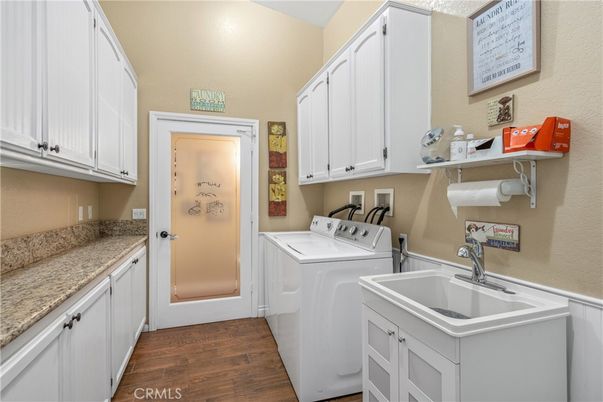 Interior, Washer, Wood Texture Flooring