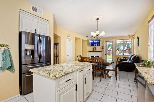 Chandelier, Dining room, Interior, Kitchen, Stainless Steel Appliances