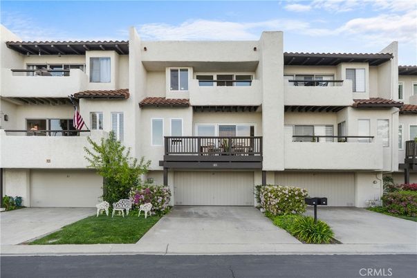 Attached, Exterior, Facade, Mediterranean