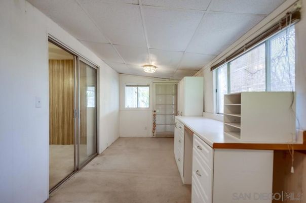 Empty room, Interior