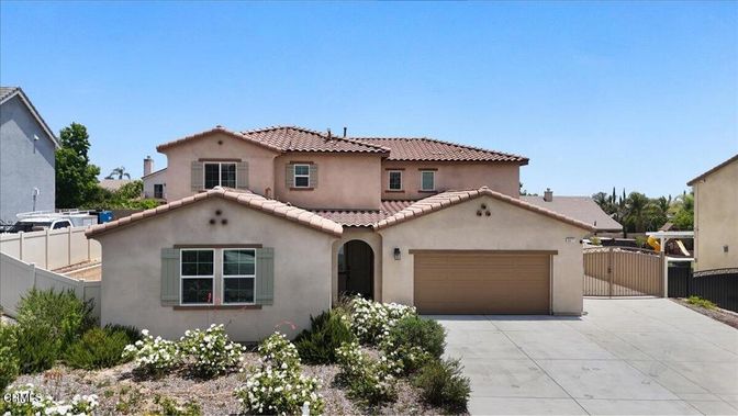 Attached, Exterior, Facade, Mediterranean