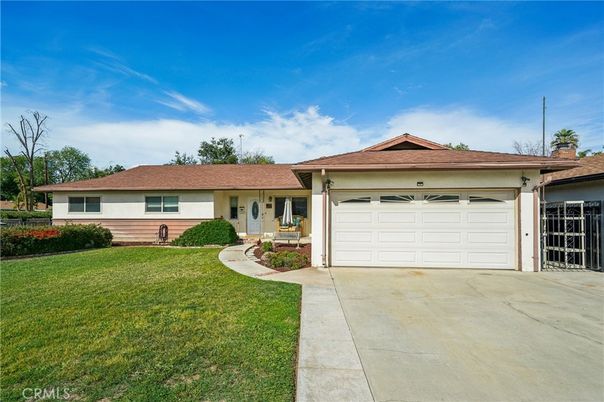 Attached, Exterior, Facade, Ranch