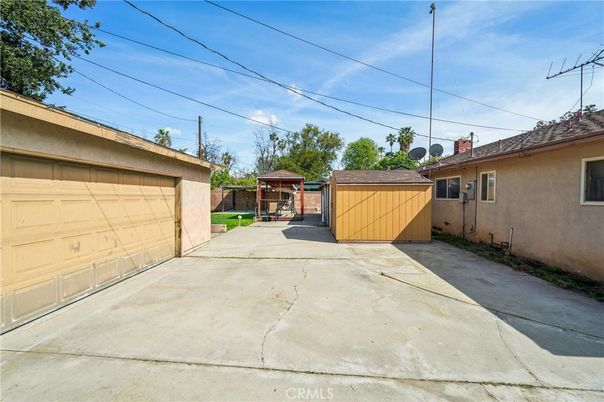 Detached Garage, Exterior, Hot Tub
