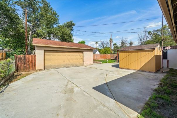 Detached Garage, Exterior, Hot Tub