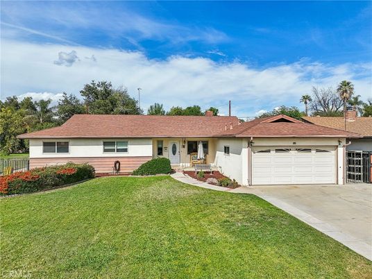 Attached, Exterior, Facade, Ranch