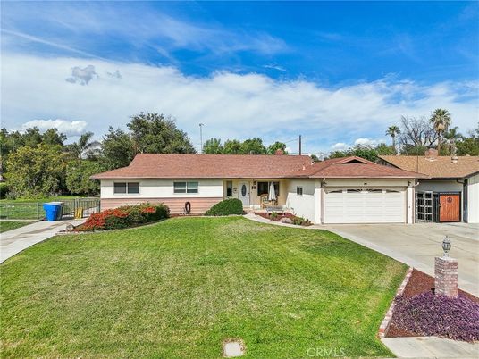 Attached, Exterior, Facade, Ranch
