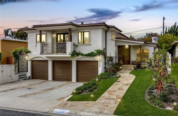 Attached, Exterior, Facade, Mediterranean