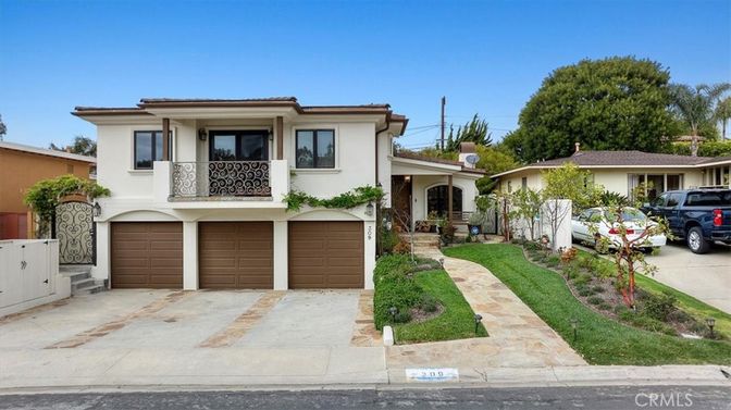 Attached, Exterior, Facade, Mediterranean